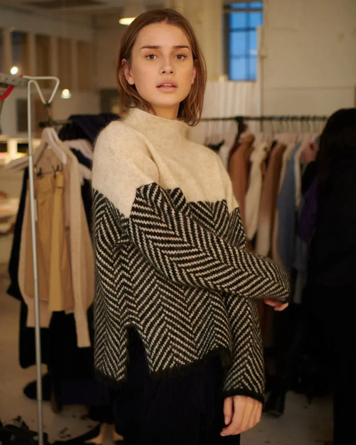 PAULINA | PULL COL ROULÉ TORSADÉ AVEC MOTIF EN CHEVRONS