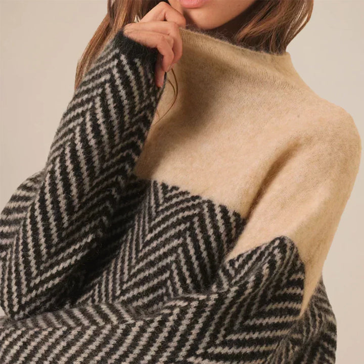 PAULINA | PULL COL ROULÉ TORSADÉ AVEC MOTIF EN CHEVRONS